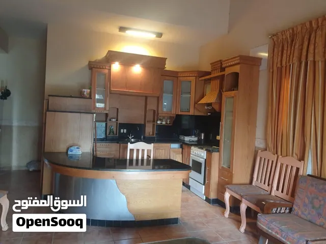 شاليه مساحه 165م ومعاه رووف بمساحه الشاليه ويصلح ل بناء غرفه اخري