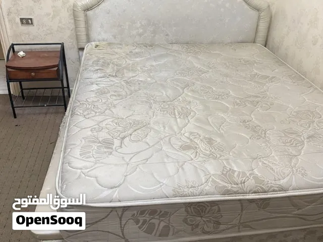 أسرة غرف نوم وتوابعها