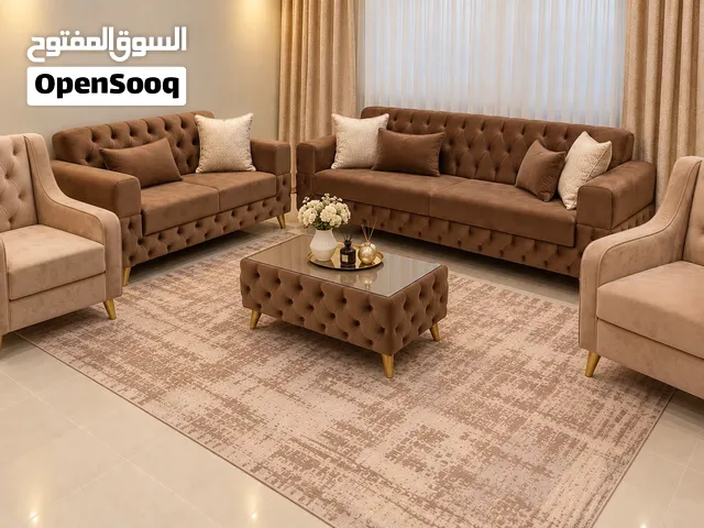 طقم كنب بحالة الجديد 7 مقاعد + طاولة ثلاثية وثنائية و2 مفرد