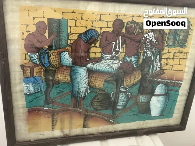 لوحة فنية أصلية مرسومة يدويًا على ورق البردي المصري تصور مشهد التحنيط القديم.