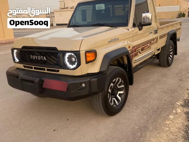 تويوتا بيك اب 2024 وبج داخلي بني مع نوافذ كهربائية وحساسات خلفية