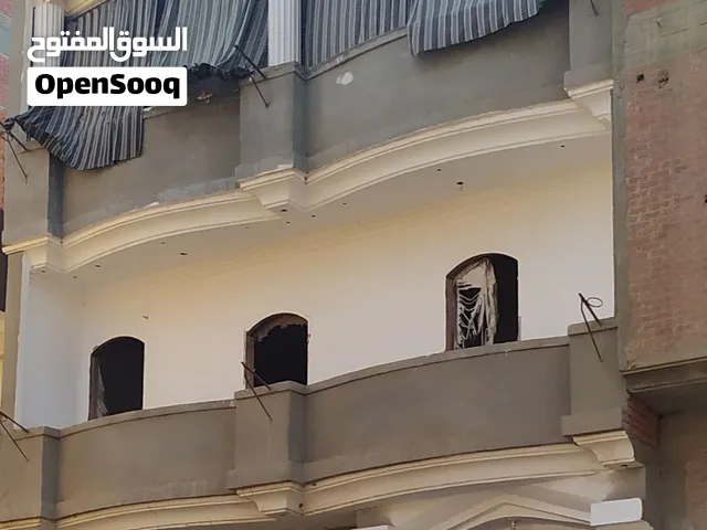 منزل 4 أدوار بمخازن للبيع على شارعين ، مساحته 127م بمدينه الباجور - المنوفية