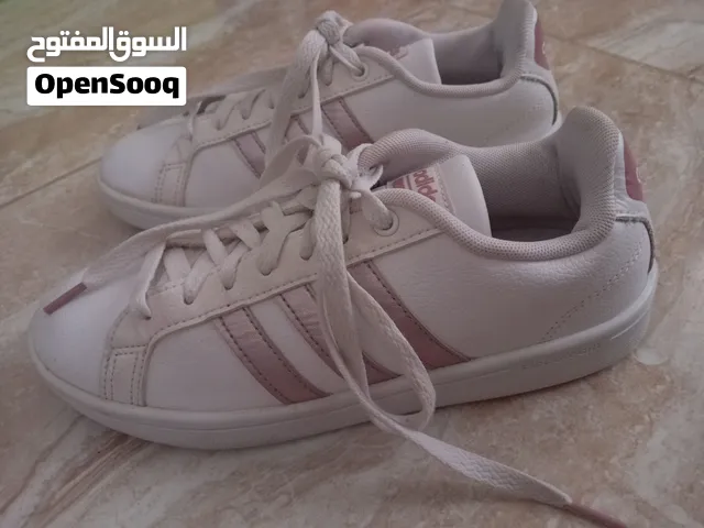 حذاء ماركه adidas اصلي للبيع بسعر مناسب للجميع