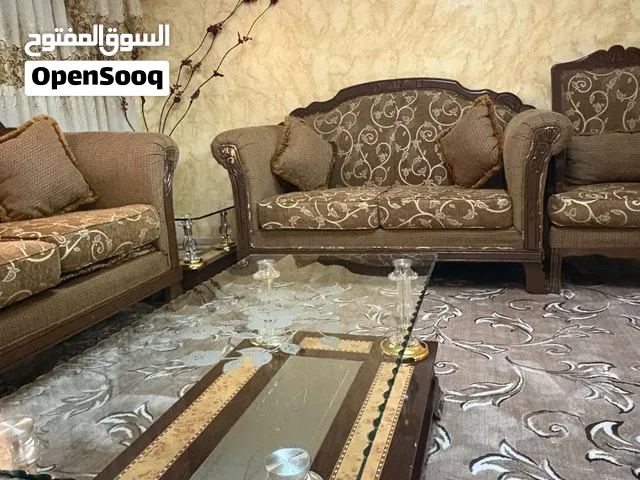 غرفة ضيوف كامله مع برداي وطاولات