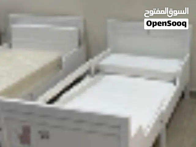 يرير اطفال نجاره لون ابيض مع مرتبه استعمال خفيف