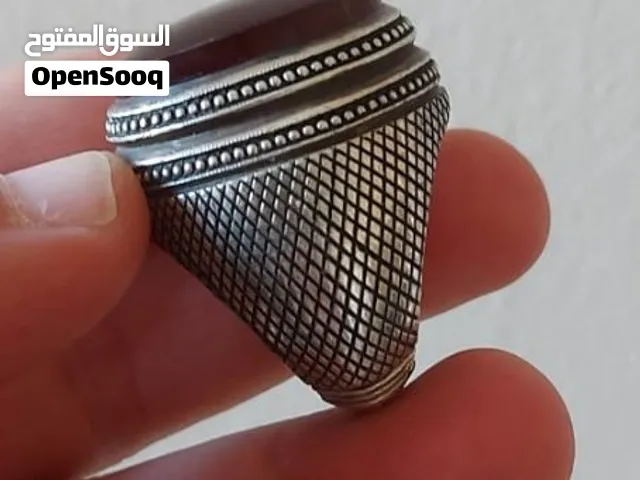 خاتم فضه صياغة أمين متوج بحجر عقيق يماني طبيعي لون كرزي غامق وزن ثقيل وزند عريض