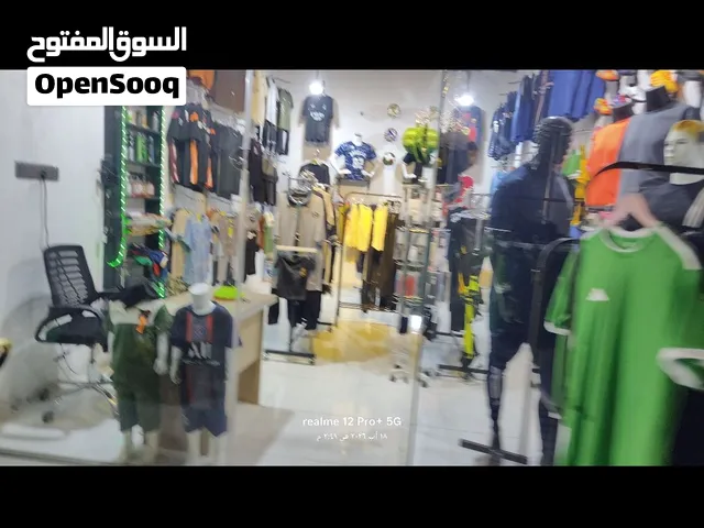محل للبيع تجهيزات رياضه ملابس دريس كامل + تراك صيفي حذاء جلاتين كراة