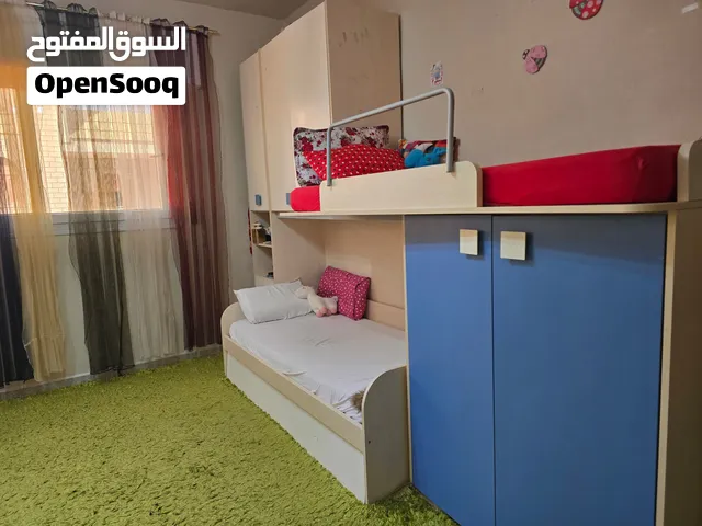 غرفة اطفال ايطالية 3 اسرة مدمجة مع 2 دولاب + 3 قجرات + ستائر + سجاد + تريا