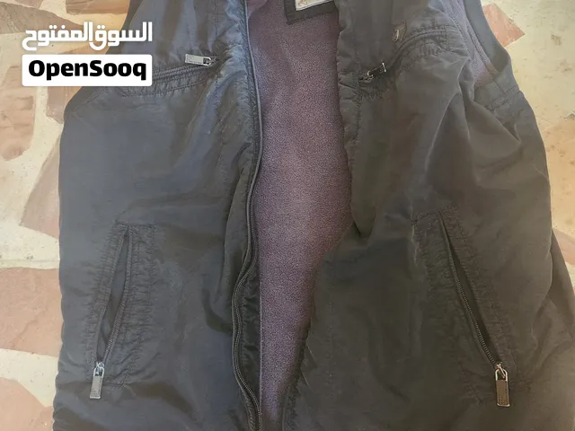 السلام عليكم موجود عندي طبعا ملابس هي استخدام شخصي تشكيله بناطيل جينز جميع درجات الازرق الكحلي الفات