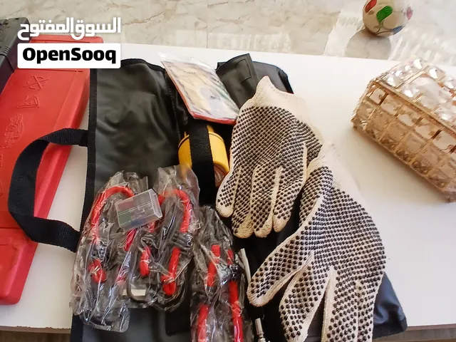 حمالات تلفون وصلات شاحنه ومكتات وشنته طوارى مع عدتها كلو اصلي من قطر السعر كلهن مع بسعر حرق 15 دينار