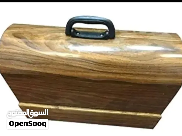 الصندوق الخشبي لآلة الخياطة المنزلية هو جهاز يستخدم لتخزين وحماية آلة الخياطة، وعادة ما يكون مصنوعًا