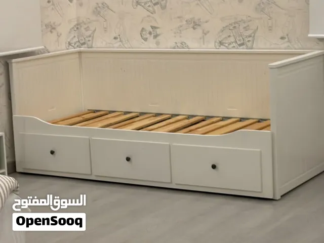 بيعه سريعه بسبب النقل    سرير مع دراج.    وسرير اطفال   مع. ارفف