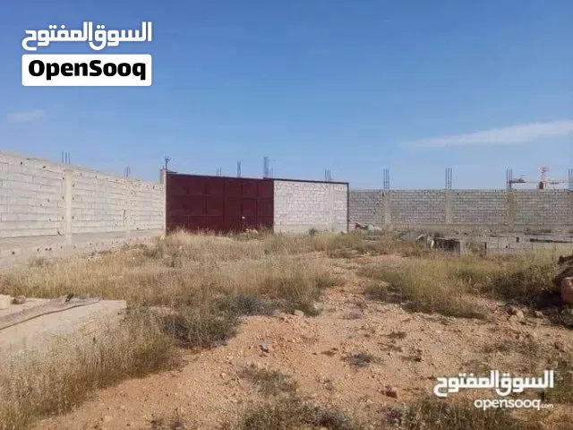 قطعه ارض للايجار على طريق الريسي بها استراحة شبه كامله