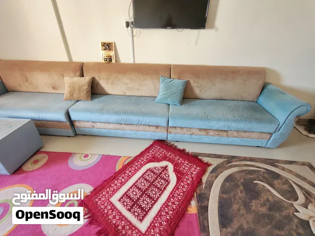 فرصة رائعة مجلس 7 متر شبه جديد في حالة ممتازة مع طاولة و ركنية مع وسائد
