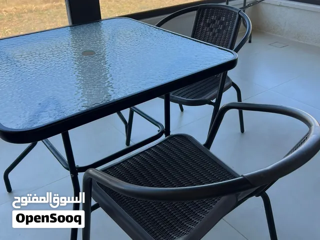 طاولة مربعة زجاج مع اربع كراسي