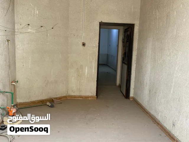 بيت الايجار يصلح تجاري او سكني في منطقه الجبيله ركن الشارع