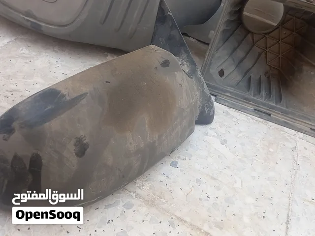 منظرة سيارة جانبية يوكن أو تاهو قديم