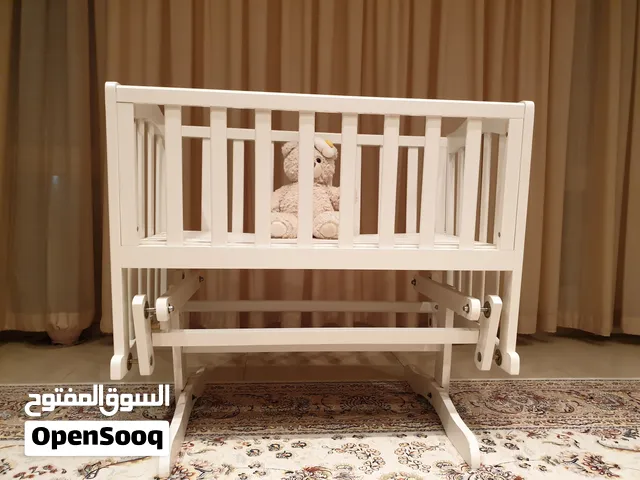سرير أطفال خشبي هزاز ماركة giggles بحالة ممتازة جداً كالجديد Giggles Wooden Baby Rocking Crib/Glider