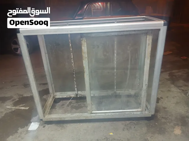 فاترينه تصلح للمكتبات او الكوافير