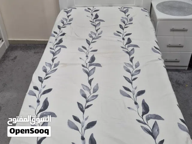 سرير مفرد مع مرتبة – بحالة جيدة جدًا / Single Bed Frame with Mattress – Very Good Condition