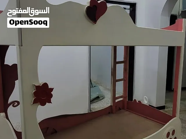 سرير دورين بتصميم عربة نظيف وقوي (تفصيل بخشب متين) فيه سلم مدمج وحماية للأطفال في الدور الثاني