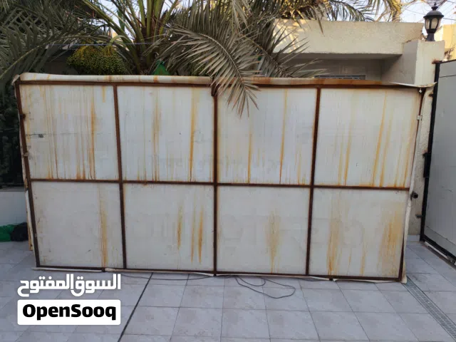 اعلان بوستر حديد مع بلوجكترات الطول 4 متر و الارتفاع 3 متر