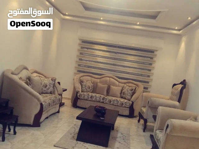 طقم كنب بحالة جيده جيدااا للبيع (ثلاثية..ثنائية..كراسي فردي عدد 2 )