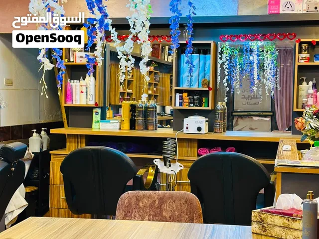 صالون للبيع بجميع مستلزماتو  السعر مغري جدا 5الاف  الزرقا  البيع بسبب السفر