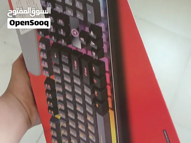 كيبرود جديد لون ابيض مع طباعه لايوجد فيه اي مشاكل