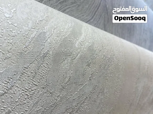 ورق جدران فندقي مودرن ذو خامة سميكة ونقشة ناعمة.