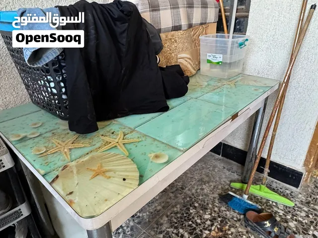 ميز اخضر والميز الخشبي