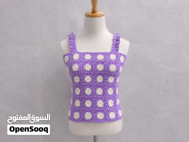 فيست كروشيه ناعم ومميز بلون لافندر هادئ  مزین بزهور بيضاء صغيرة موزعة بشكل جميل، مع حمالات علوية
