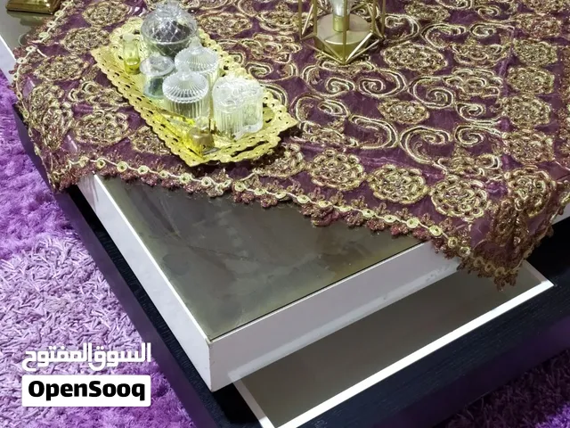 طاولة ضيافة ابيض في الاسود