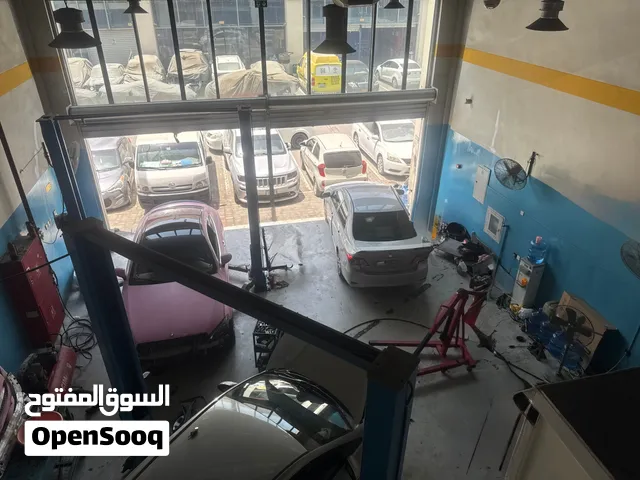 ورشة سيارات جاهزة للعمل ومجهزة بالمعدات الأساسية، مناسبة لأعمال ميكانيكا السيارات، السمكرة والصبغ