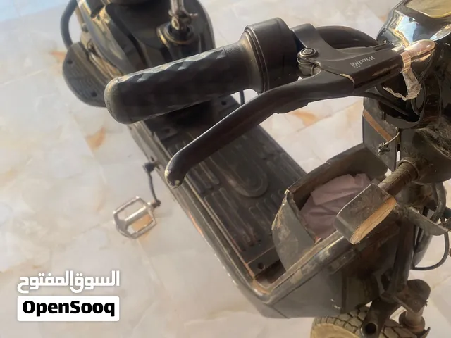 سكوتر كهربائي ممتاز للبيع - بطارية جديدة وتواير جديدة (سرعة 50 كم/س)