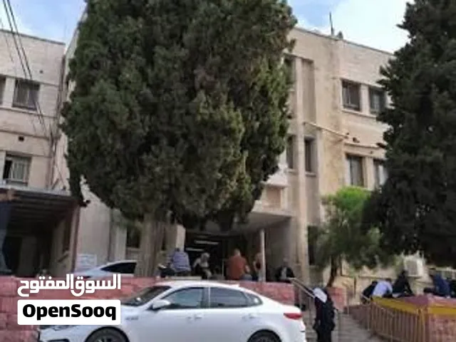 فرصة مميزة للأطباء - عيادة للإيجار في طابق أول مميز (بالقرب من مستشفى عالية الحكومي)