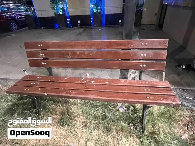 مقعد حدائق خشب تفصال عرض مترين ارتفاع 90 سم التوصيل موجود  عدد القطع واحدة فقط لون بني