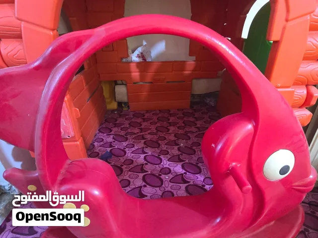 العاب اطفال متكونه من بيت كبير وسرسيحه وبطه هزازه