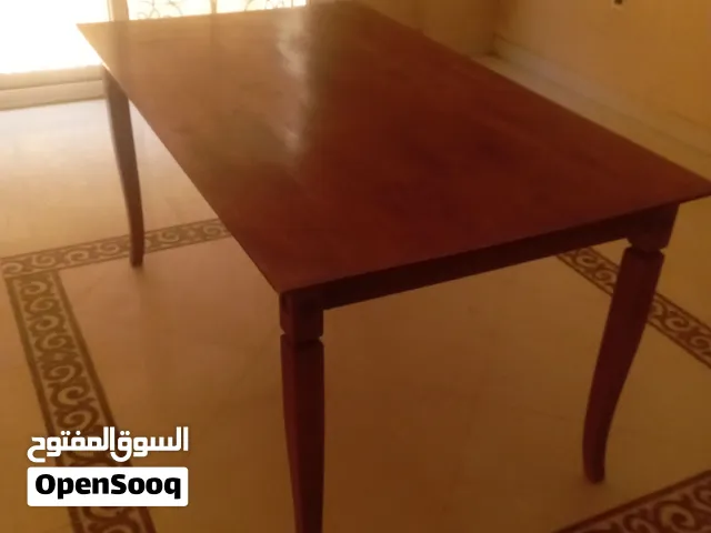 طاولة طعام ل 6 أشخاص