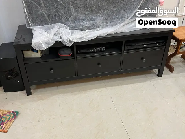 طاولة تلفزيون نظيفة