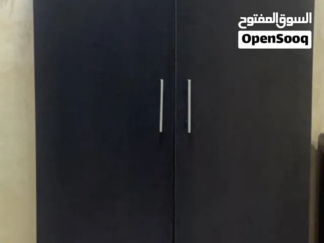 خزانة مع تخت طابقين التخت لون بني والخزانة اسود للبيع بسعر مغرررررررري