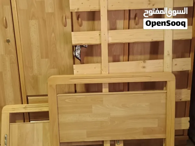 تخت خشبي جيد بحاله جيده ولكن يوجد نقص في اللوح الخشبي الثاني فقط وهوه بحاله جيده