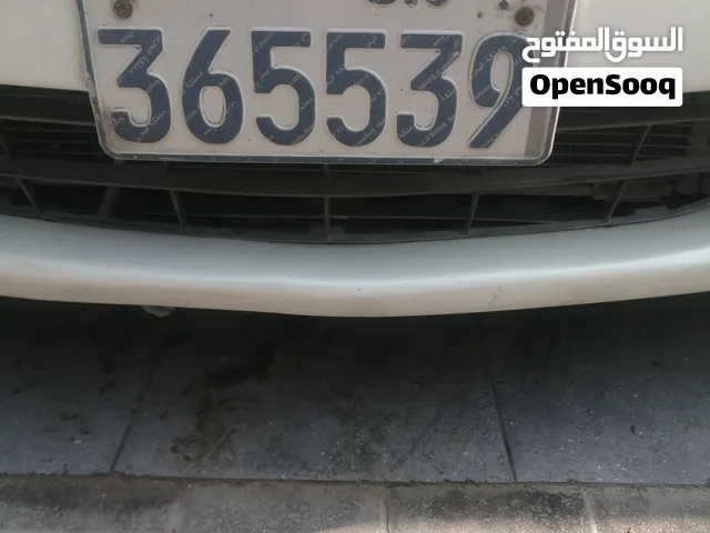 لوحة سيارة سداسية على مركبة