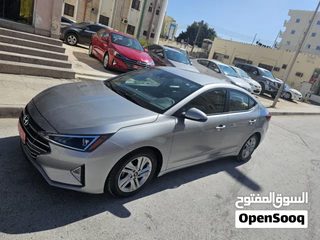 Sedan Hyundai in Dhofar