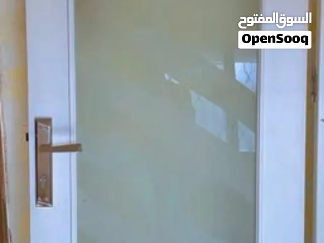 باب خشب فاخر (تفصيل شركات/دهان حراري) + زجاج رملي ثقيل + الحلق كامل