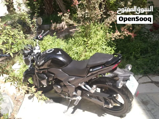 دراجة قليلة الاستعمال وبمحرك قوي وحالة نظيفة.