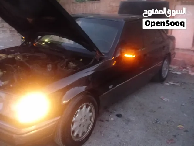 مرسيدس بنز الفئة E موديل 1987 - صالون سيدان أسود مع تقنيات حديثة
