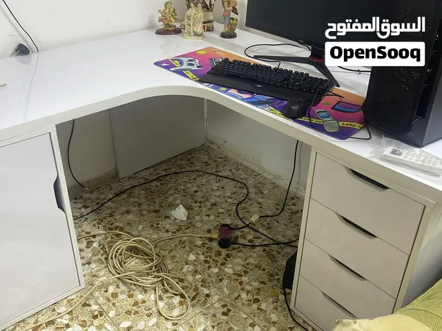 ميز حاسبة او دراسة