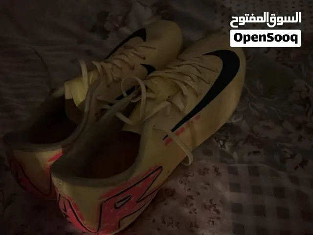 حذاء نضيف .
