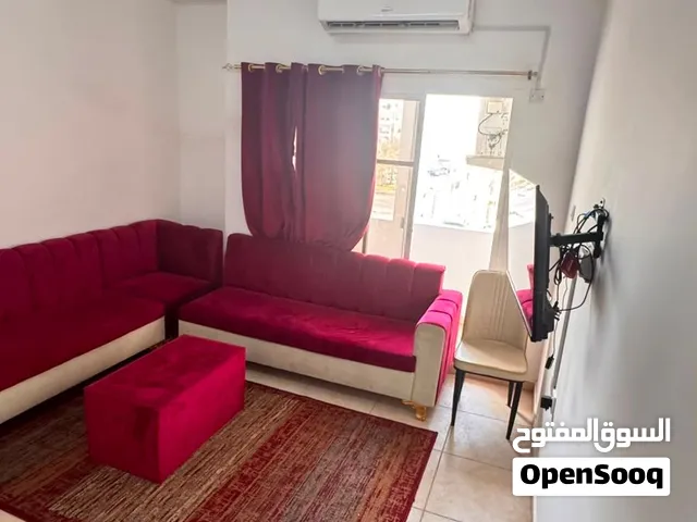 يتوفر شقق غرفه وصاله ومطبخ وحمام مفروش بالخوير خلف مستشفى بدر السما وقريب من جميع الخدمات للإيجار...